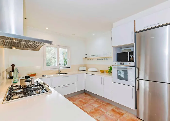 Villa Rosa - Garden & Pool Retreat Trebeluger