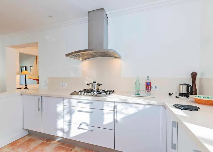 Rosa - Garden & Pool Retreat Trebeluger