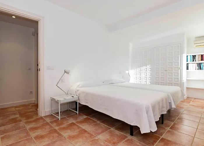 Rosa - Garden & Pool Retreat *