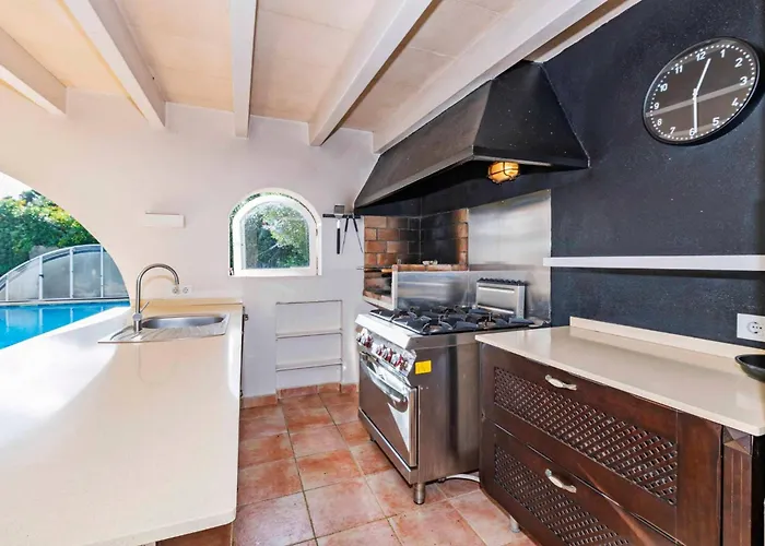 Villa Rosa - Garden & Pool Retreat Trebeluger